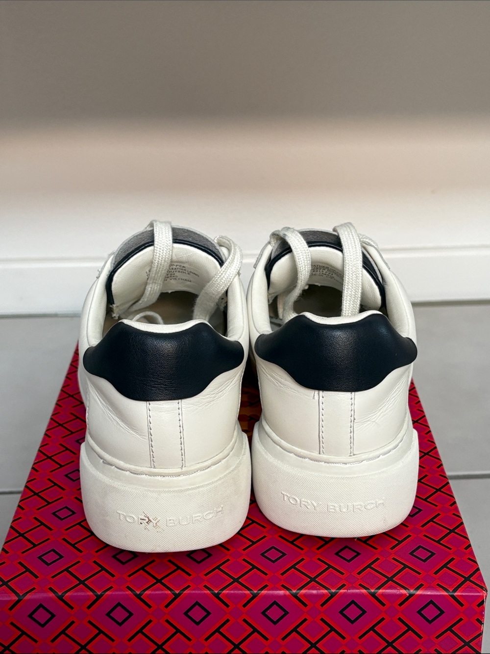 Tory Burch White Leather Signature Platform Sneakers with Navy Blue logo - Picture 5 of 8